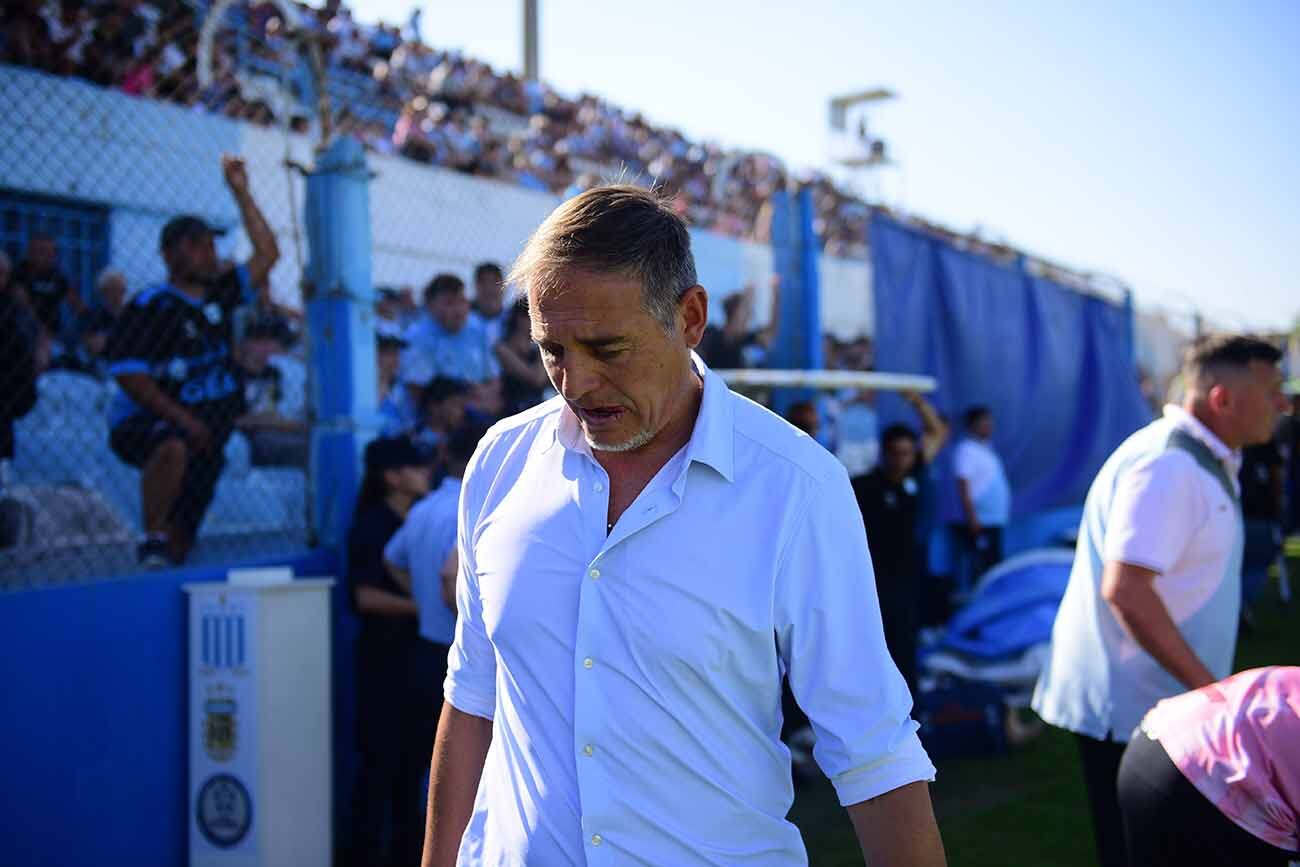 Racing de Nueva Italia recibe a Gimnasia y Tiro de Salta por la fecha 34 del torneo en el estadio Miguel Sancho. (José Gabriel Hernánez / La Voz)