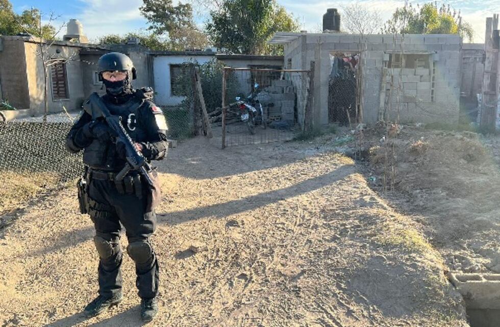 Córdoba: Policías allanaron una casa y descubrieron a un hombre fraccionando cocaína para vender