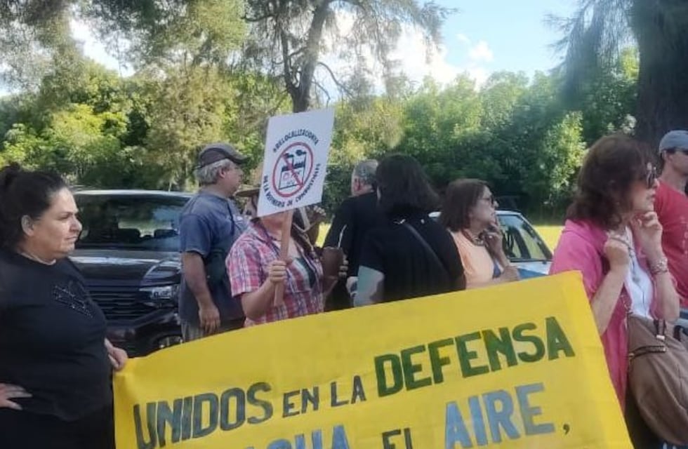 Una multitudinaria marcha volvió a poner a Colón en el centro de una disputa ambiental binacional
