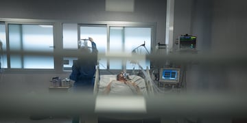 Mendoza 14 de octubre 2020 Sociedad
Guardia Covid del Hospital Central  
Unidad de Terapia Intensiva UTI donde estan los pacientes graves que requieren respiradores mecanicos.
Las unidades criticas  trabajan a cama llena pero estan dando respuesta a la demanda, es un hospital de alta complejidad que esta acostumbrado a este tipo de exigencias aun sin pandemia.   
Foto: Ignacio Blanco / Los Andes