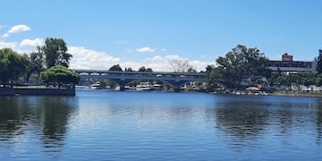 Carlos Paz paisaje soleado.