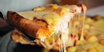 Le llegaron las pizzas con menos porciones y le dijeron que se las pudo haber comido el cadete (Imagen ilustrativa).