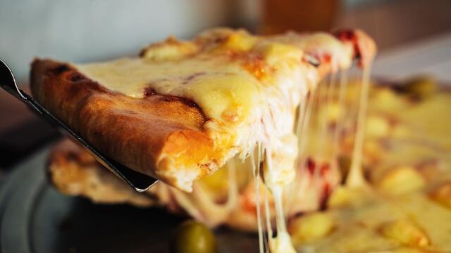 Le llegaron las pizzas con menos porciones y le dijeron que se las pudo haber comido el cadete (Imagen ilustrativa).