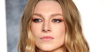 Hunter Schafer vestida sólo con una pluma en la after party de los Oscar