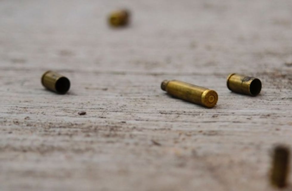 Golpearon la puerta, se asomó a ver quien era y la mataron de dos tiros