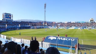 En una agradable tarde de invierno, mucho público concurrió este domingo al estadio "23 de Agosto" del club Gimnasia y Esgrima de Jujuy. El encuentro con Deportivo Morón terminó en 0 a 0.