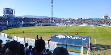 En una agradable tarde de invierno, mucho público concurrió este domingo al estadio "23 de Agosto" del club Gimnasia y Esgrima de Jujuy. El encuentro con Deportivo Morón terminó en 0 a 0.