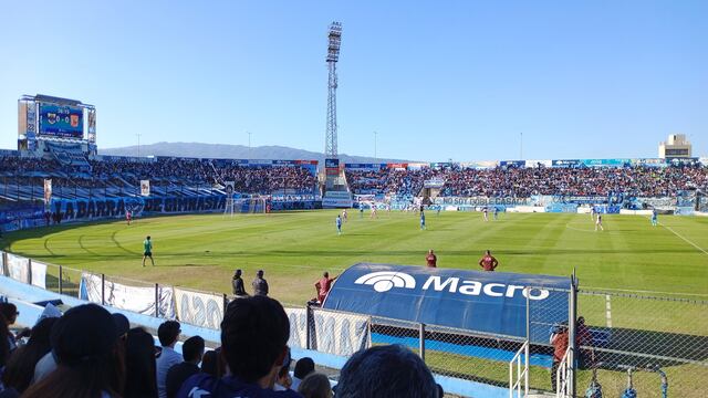 En una agradable tarde de invierno, mucho público concurrió este domingo al estadio "23 de Agosto" del club Gimnasia y Esgrima de Jujuy. El encuentro con Deportivo Morón terminó en 0 a 0.
