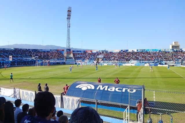 En una agradable tarde de invierno, mucho público concurrió este domingo al estadio "23 de Agosto" del club Gimnasia y Esgrima de Jujuy. El encuentro con Deportivo Morón terminó en 0 a 0.