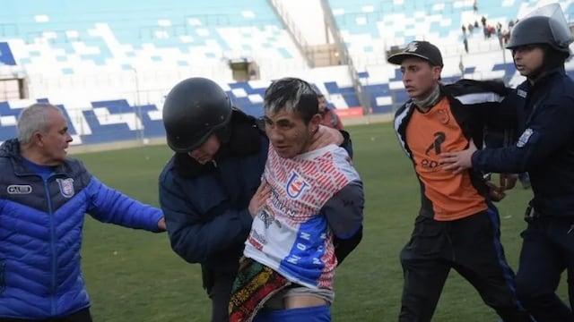 Los hinchas de Unión ingresaron al campo de juego y se trenzaron con los jugadores de Aberastain y también con los simpatizantes pocitanos.