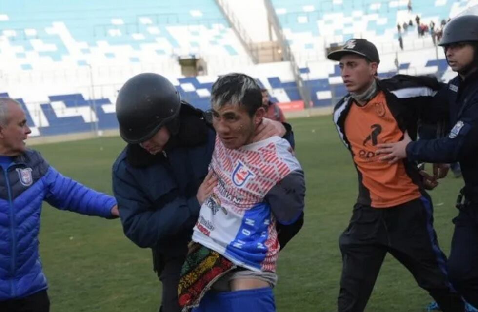Duro castigo para los clubes que protagonizaron una violenta final en el Bicentenario