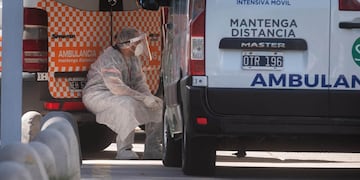 Un chofer de ambulancia del Servicio Coordinado de Emergencias en un momento de descanso tras un traslado.