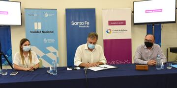 Firma del convenio entre Vialidad Nacional y la Municipalidad para pavimentar el camino N° 6