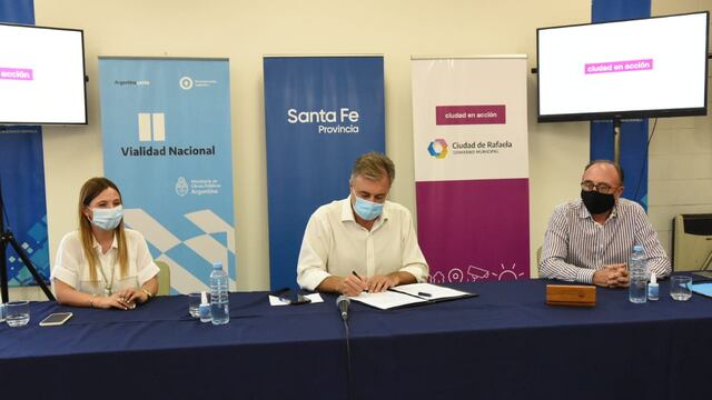 Firma del convenio entre Vialidad Nacional y la Municipalidad para pavimentar el camino N° 6