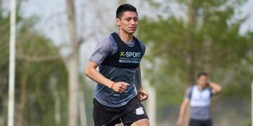 Federico Navarro. El volante del club contó con el respaldo del “Cacique” Medina en medio de tantas partidas. (Prensa Talleres)