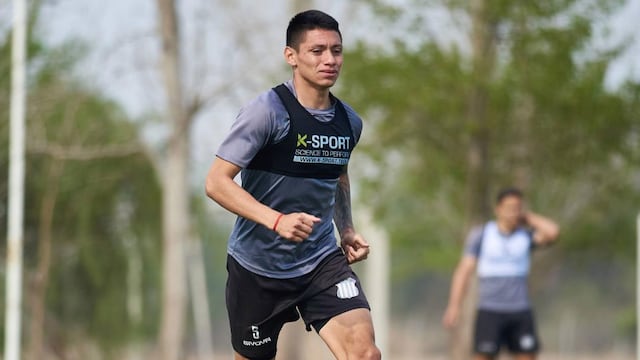 Federico Navarro. El volante del club contó con el respaldo del “Cacique” Medina en medio de tantas partidas. (Prensa Talleres)