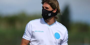 En su anterior etapa dirigió en 18 partidos con seis victorias, cinco empates y siete derrotas.