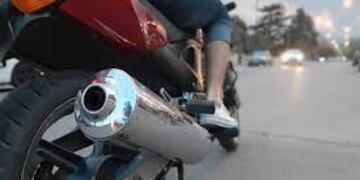 Motos con escape libre. Web.