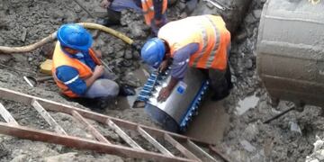 Personal operativo y técnico de la empresa Agua Potable de Jujuy y de la Dirección de Recursos Hídricos reparan un acueducto en Jujuy. (Imagen ilustrativa)