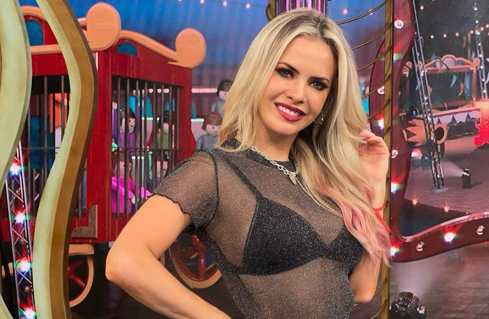 Desde Brasil, Alejandra Maglietti despertó suspiros en las redes al posar con una microbikini taparrabos bicolor