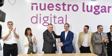 Jaldo inauguró un aula digital donada por Telecom.