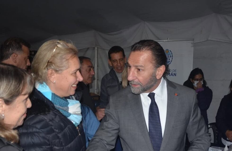 Juri con concejales en el Barrio SEOC lll