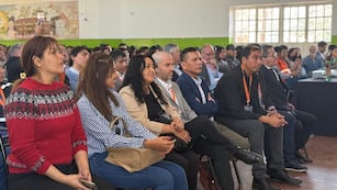 Referentes de la comisión que promueve la fundación del Colegio de Profesionales de Higiene y Seguridad de Jujuy, acompañados por el secretario Llanos y demás invitados especiales, en la apertura del evento en Perico.