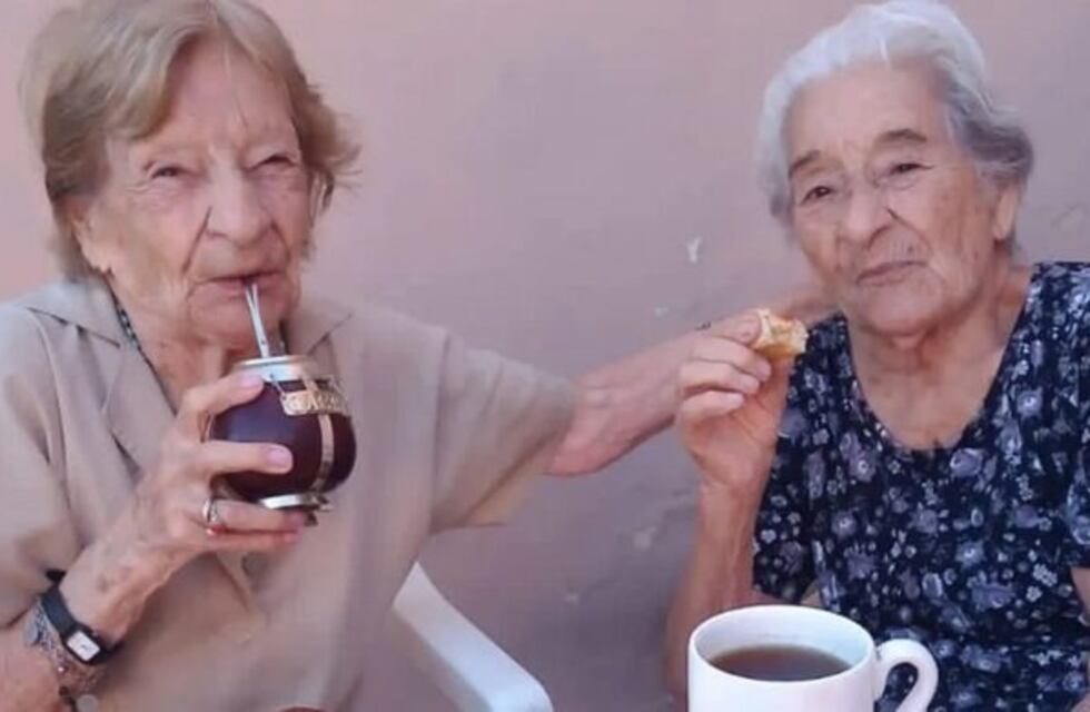 Carlota y “Cachita”, las mellizas cordobesas que cumplieron 100 años y su pueblo festejó con una caravana