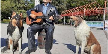 La estatua de Alberto Fernández junto a su perro Dylan que despertó las críticas en redes sociales. Twitter/@clarincom
