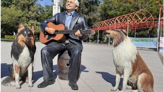 La estatua de Alberto Fernández junto a su perro Dylan que despertó las críticas en redes sociales. Twitter/@clarincom