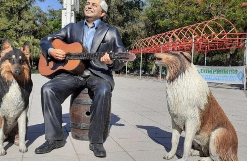 Formosa: instalaron una estatua de Alberto Fernández junto a su perro Dylan y llovieron las críticas