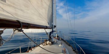 Dos hermanos salteños que viajan por el mundo naufragaron en Samoa y piden ayuda.