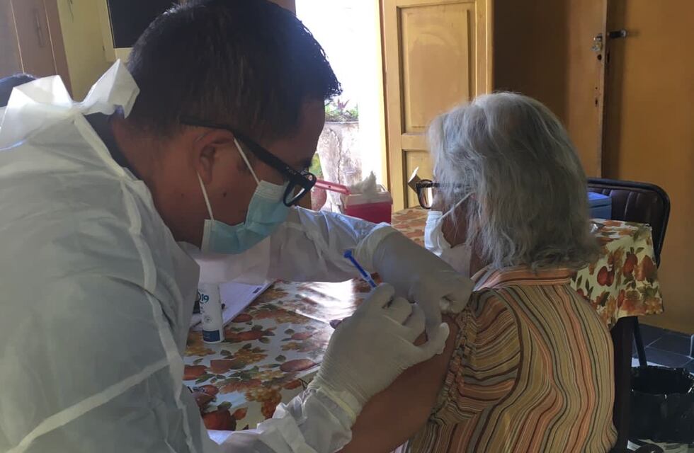 Vacunación: comenzó la aplicación de dosis de refuerzo en residencias de adultos mayores