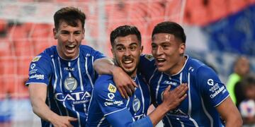 Martín Ojeda festeja el primer gol del partido entre Godoy Cruz y Arsenal / Mariana Villa.