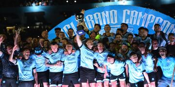 Belgrano y la copa de campeón en el campo de juego del estadio Mario Alberto Kempes. (Javier Ferreyra / La Voz)