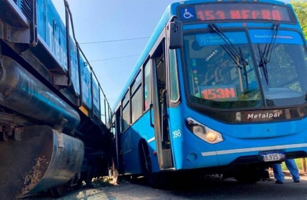 Varios heridos al chocar un colectivo con un tren de carga en la zona norte de Rosario