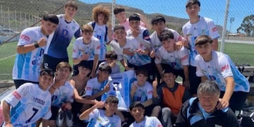 El puntaltense Alejo Albarracín (arriba a la izquierda con muñequera), convirtió un gol para el Sub 15 de la Liga del Sur ante Junín.