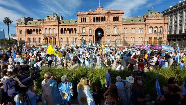 Marcha en Plaza de Mayo en contra del vacunatorio VIP (Foto: Clarín)