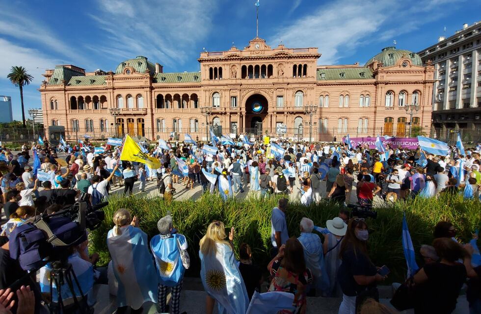 Hubo marchas en todo el país en contra del vacunatorio VIP