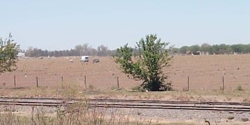 La policía encontró el cadáver de la víctima en un terreno próximo a las vías del ferrocarril.