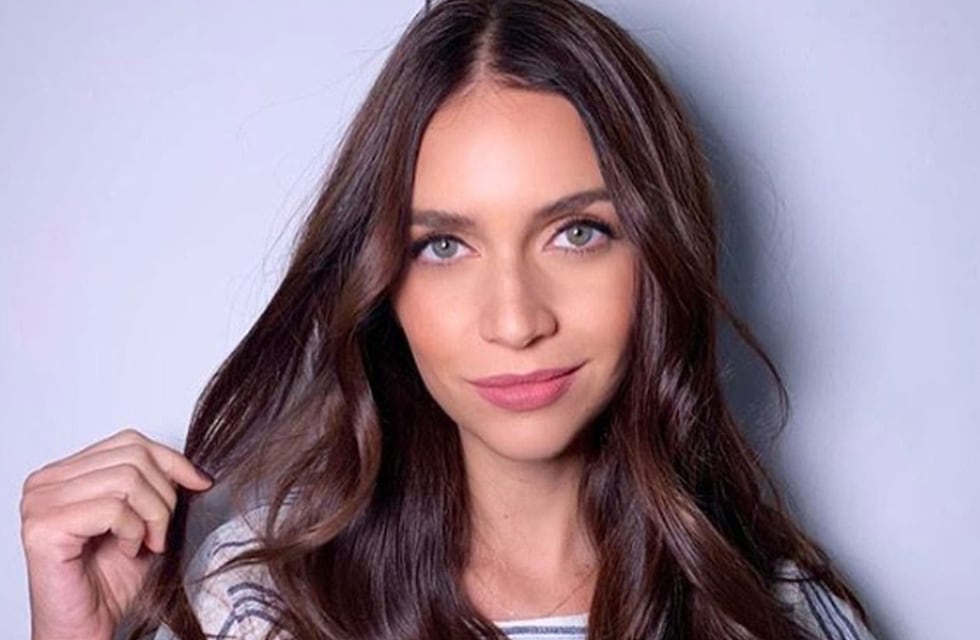 Zaira Nara posó en microbikini, a cara lavada y con el accesorio del verano