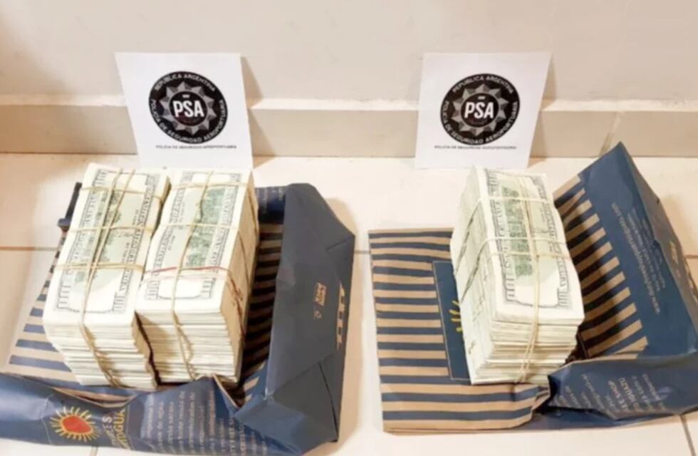 Una mujer intentó viajar en el aeropuerto de Corrientes con una valija con 430 mil dólares