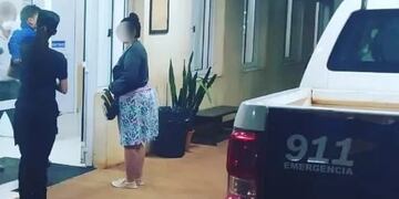 Una madre y su bebé cayeron al pozo de una letrina en Campo Grande y tuvieron que ser rescatados.