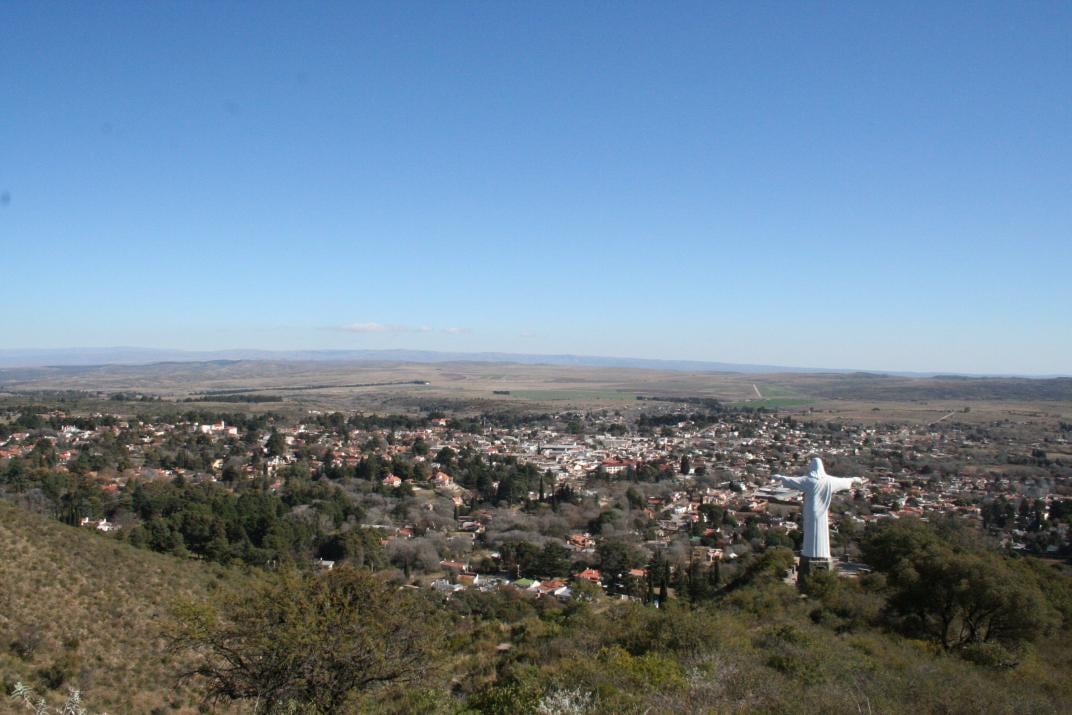 El pueblo, desde el cerro del Cristo, emblema de la localdiad.