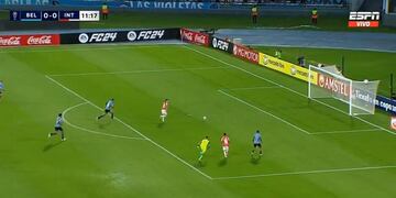 Sólo. Rafael Borré, delantero del Inter y ex River, se perdió un gol increíble ante Belgrano (Captura).