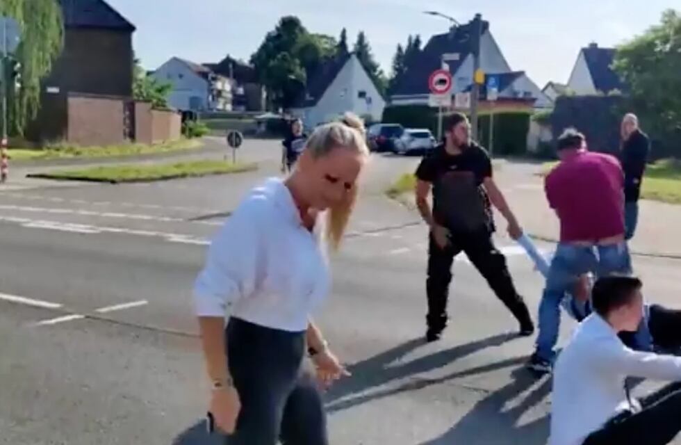 No te metas con esta “Barbie antipiquete” que arrastra activistas de los pelos para sacarlos del camino