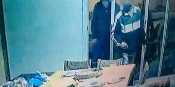 Posadas: ingresaron a robar y quedaron captados en las cámaras de seguridad.