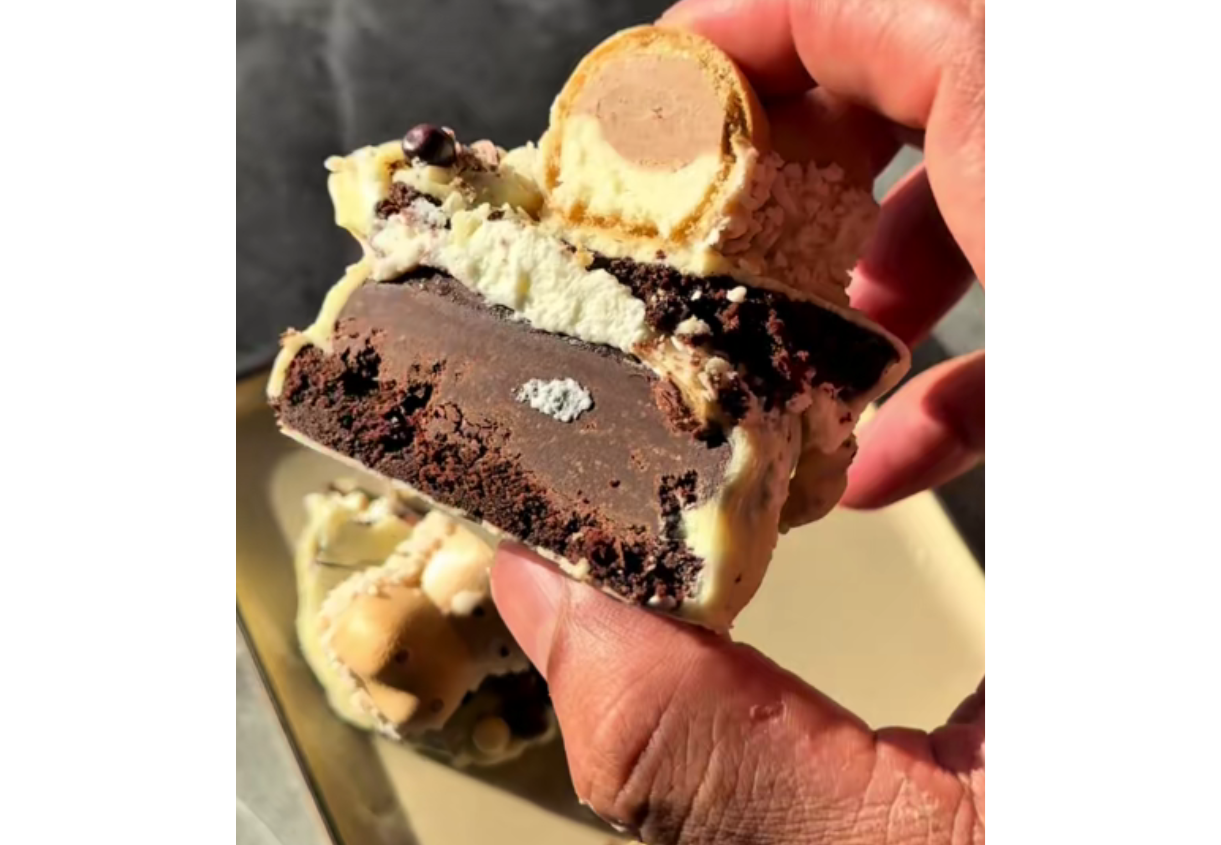 El relleno cremoso del alfajor.