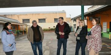 El intendente Luis Castellano y funcionarios visitaron la escuela Colón, en su Centenario