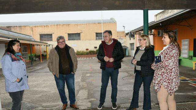 El intendente Luis Castellano y funcionarios visitaron la escuela Colón, en su Centenario